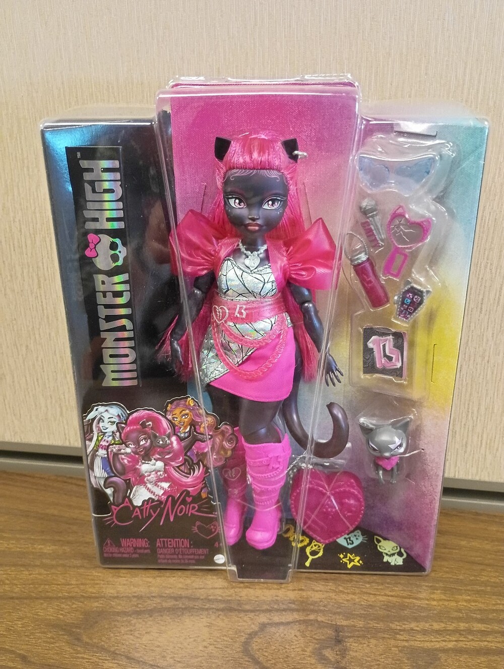 Monster High Catty Noir Fashion Doll with Pet Cat Amulette and Accessories